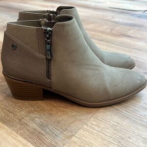 Simply Vera by Vera Wang suede booties size 8.5 excellent condition